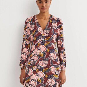 Boden v-neck butterfly wing petal print Size M